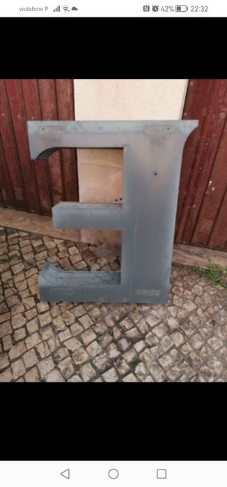 Grandes letras em alumínio