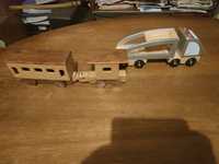 Zabawki samochód i pociąg z drewna