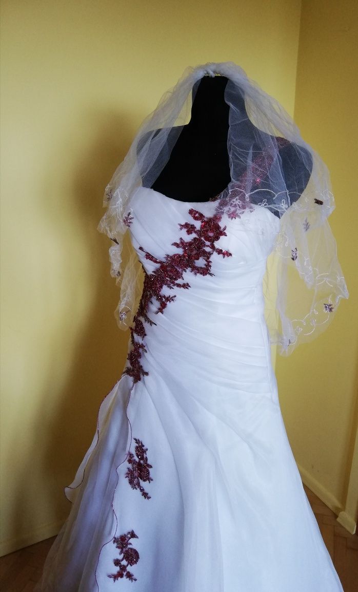 Suknia ślubna z bordową koronką
