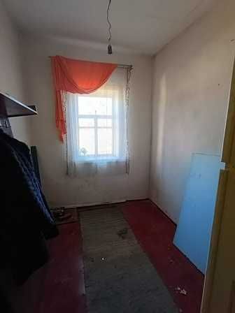 Будинок в центрі с. Лукашівка.