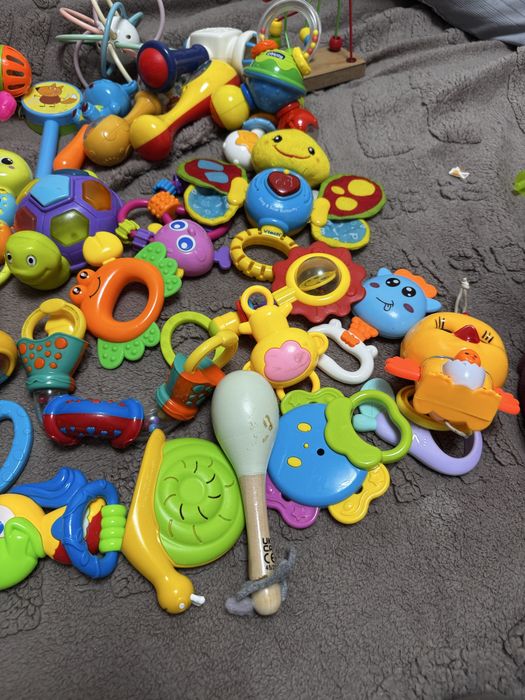 Величезний лот іграшок для немовлят