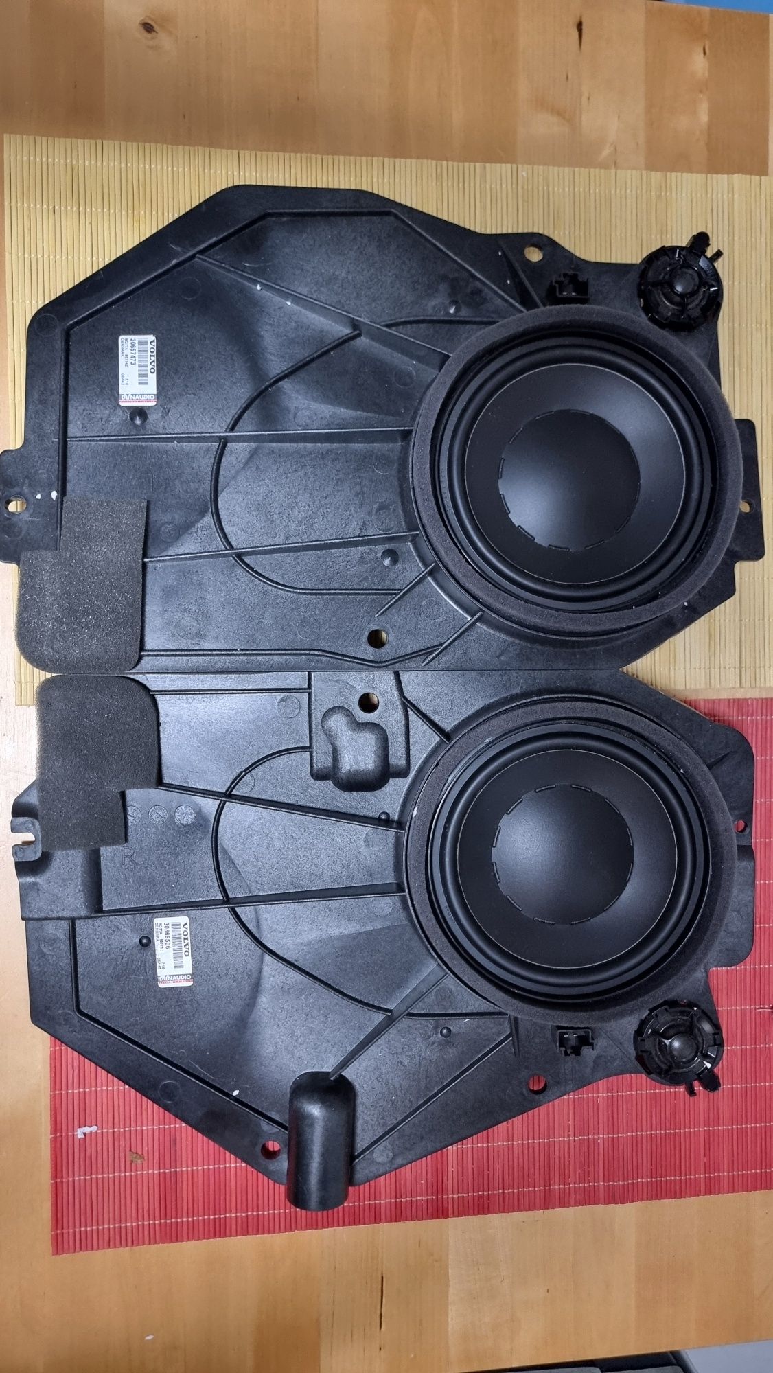 Colunas Dynaudio Volvo C30