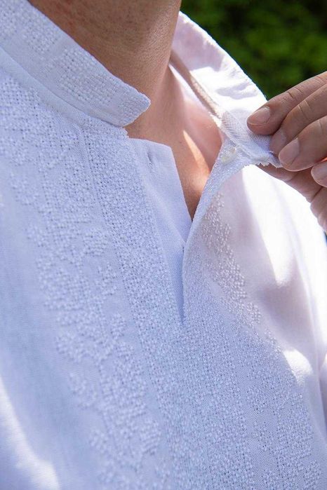 Святкова чоловіча вишиванка біла по білому лляна українська сорочка