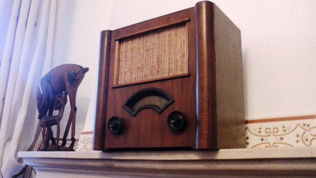 Radio antigo de madeira dos anos 70