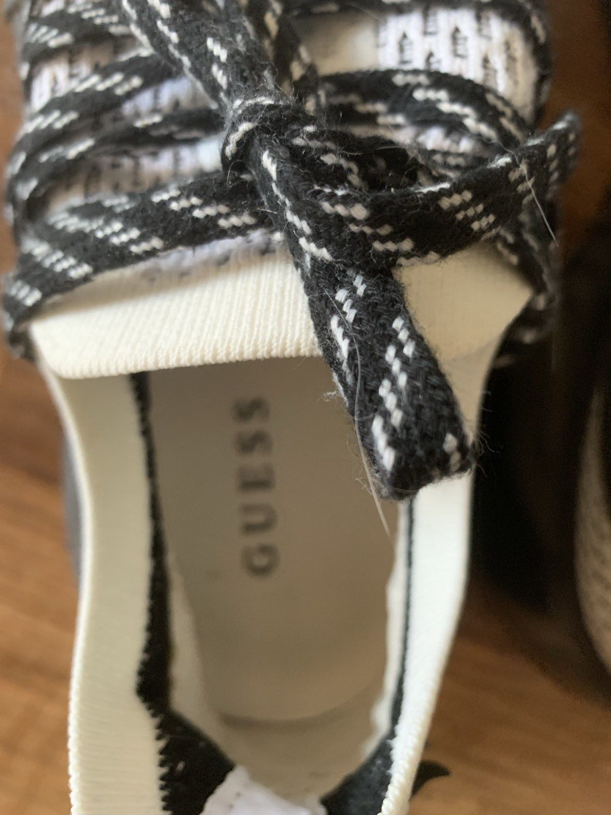 Брендовые кроссовки GUESS ( оригинал), 42р.