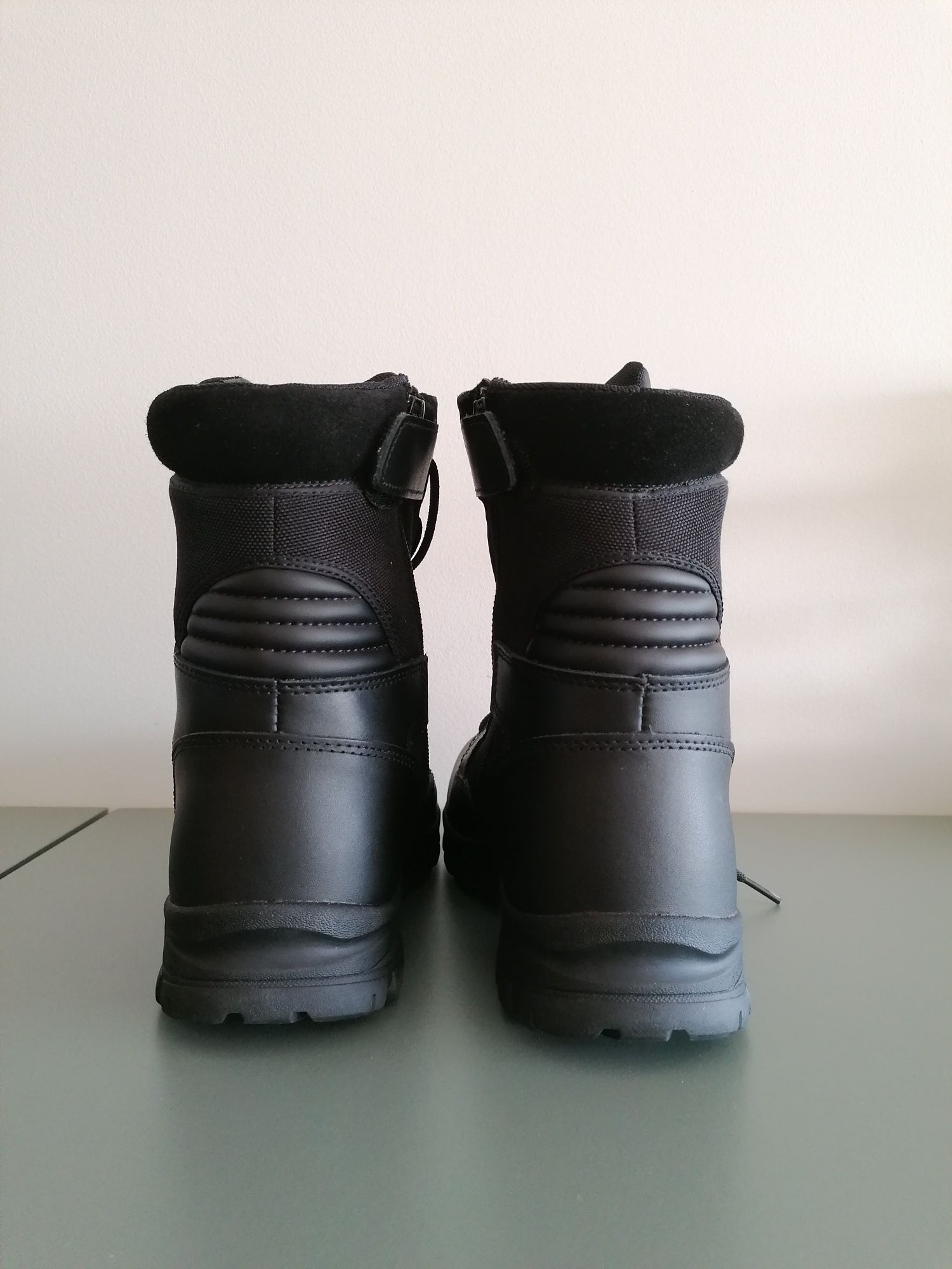 Botas de polícia novas