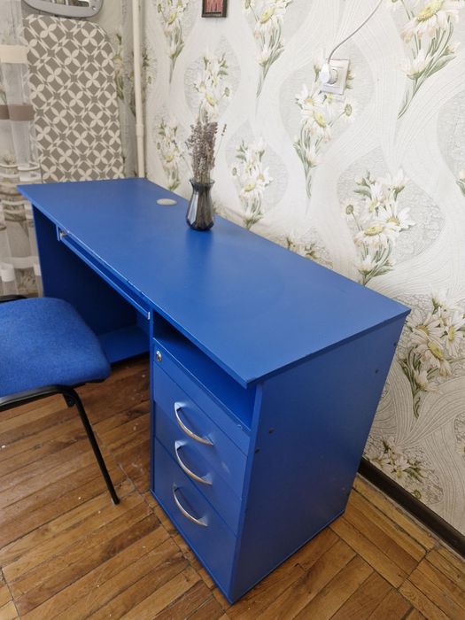 Продам стол компьютерный со стулом 1.000гр