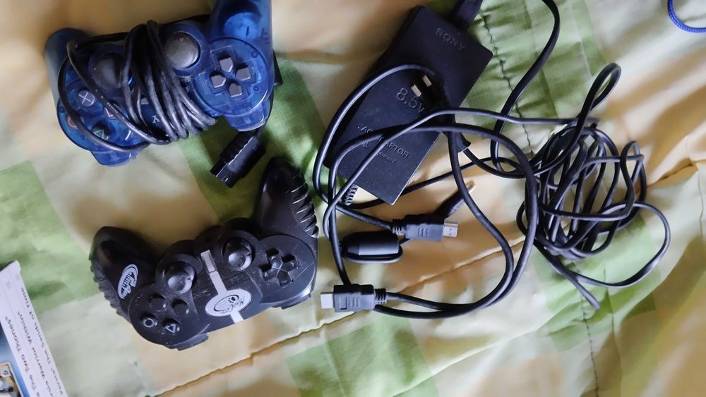 PlayStation 2 com dois jogos clássicos e dois comandos