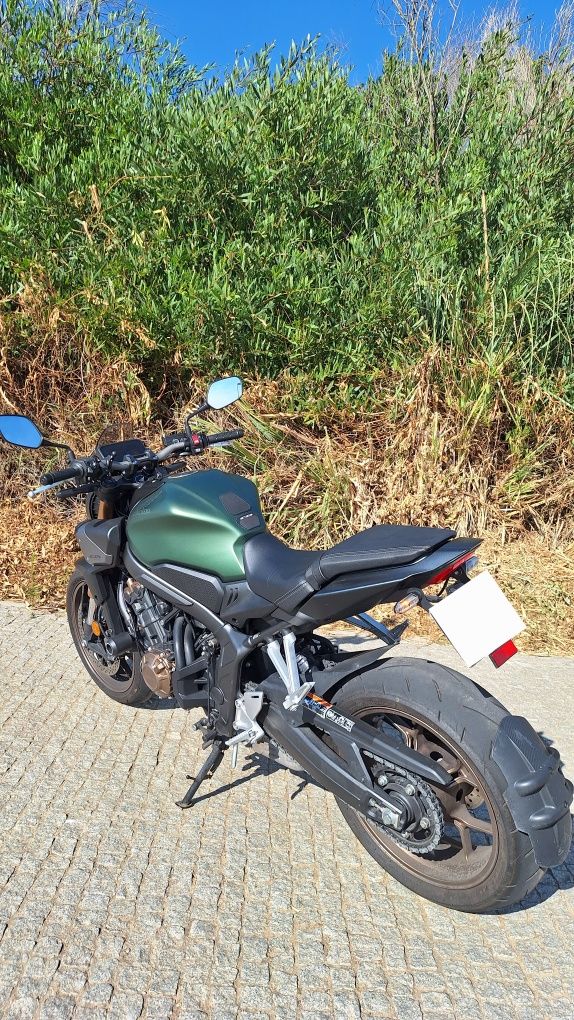 Honda CB650R 2024 (sem E-Clutch)