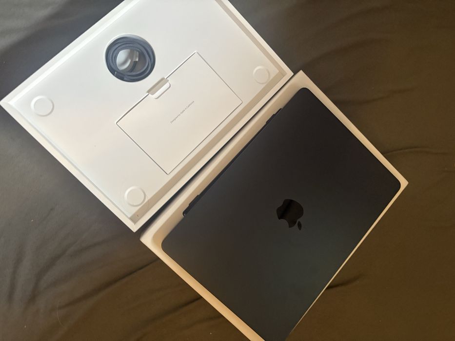 Apple MacBook Air 13″ M3 • 16 GB • 256 GB • 100% bateria • 2024