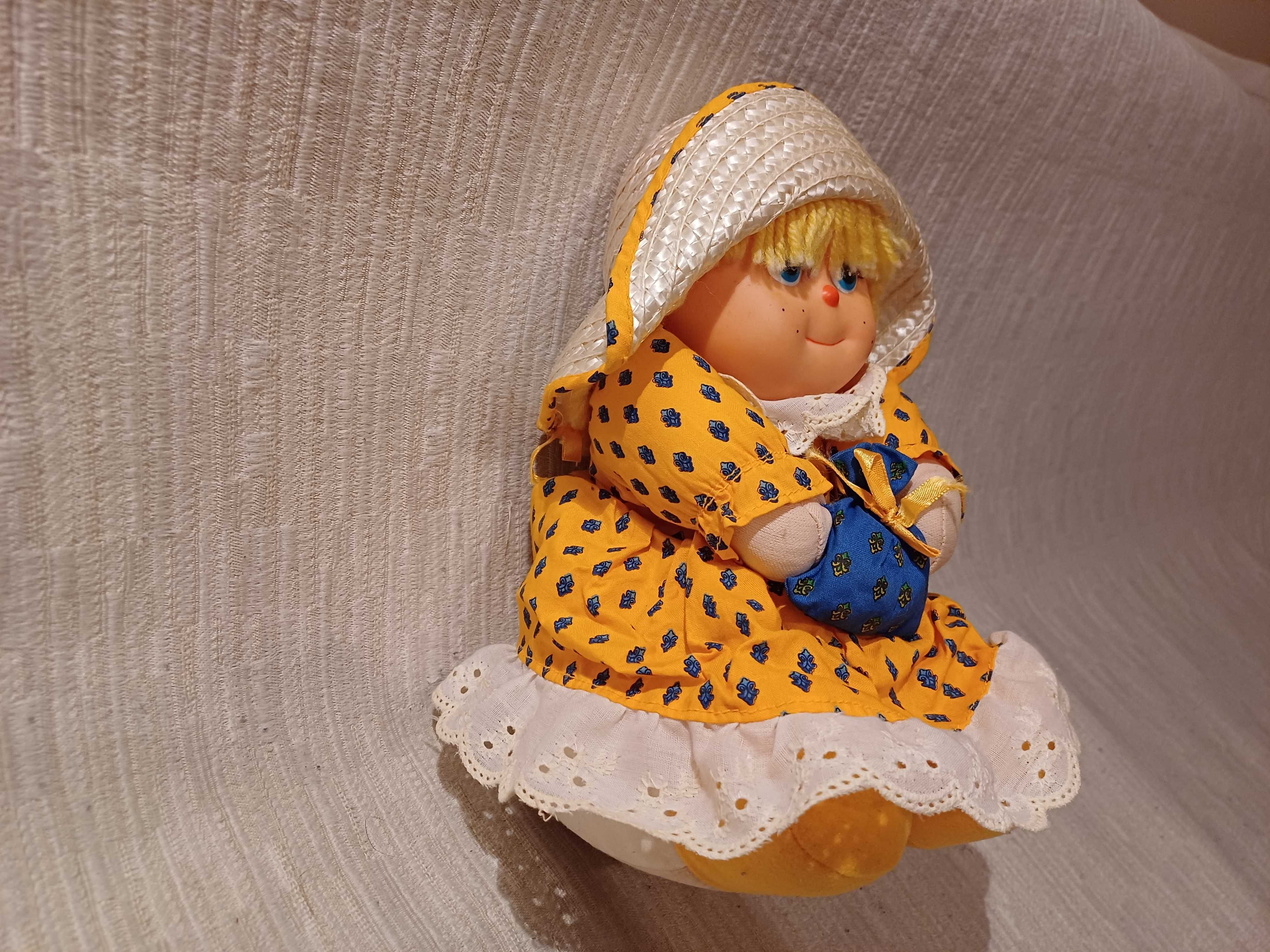 Lalka w kapeluszu, wysokość 25cm, odgrywa melodie