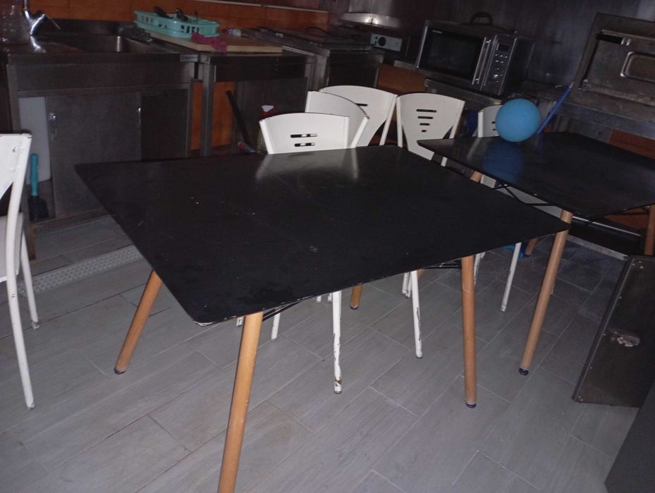 Lote de mesas e cadeira variado – à unidade ou conjunto