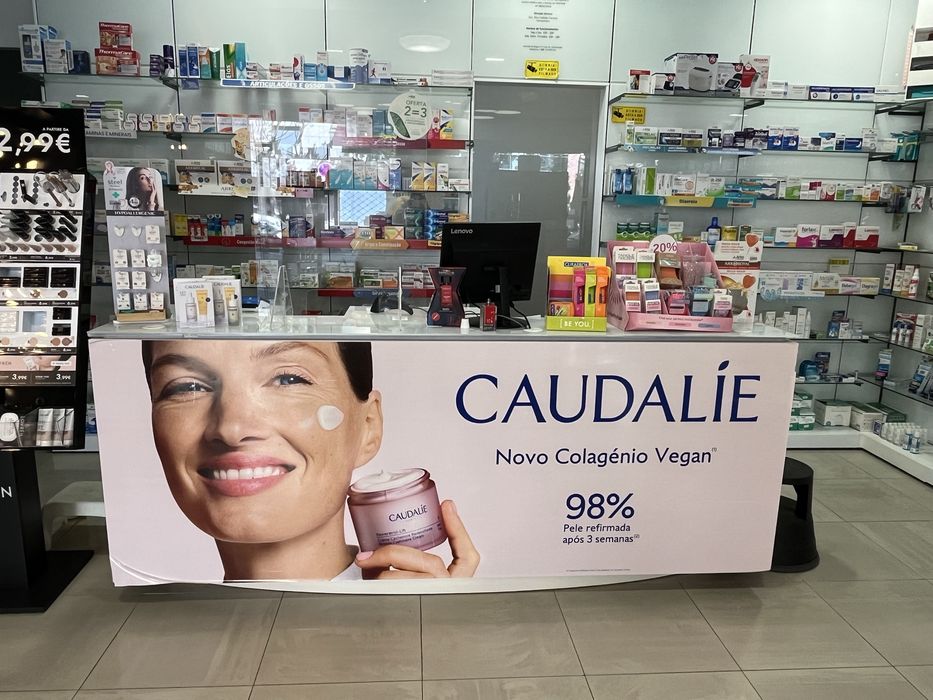 Moveis de farmacia da Glintt