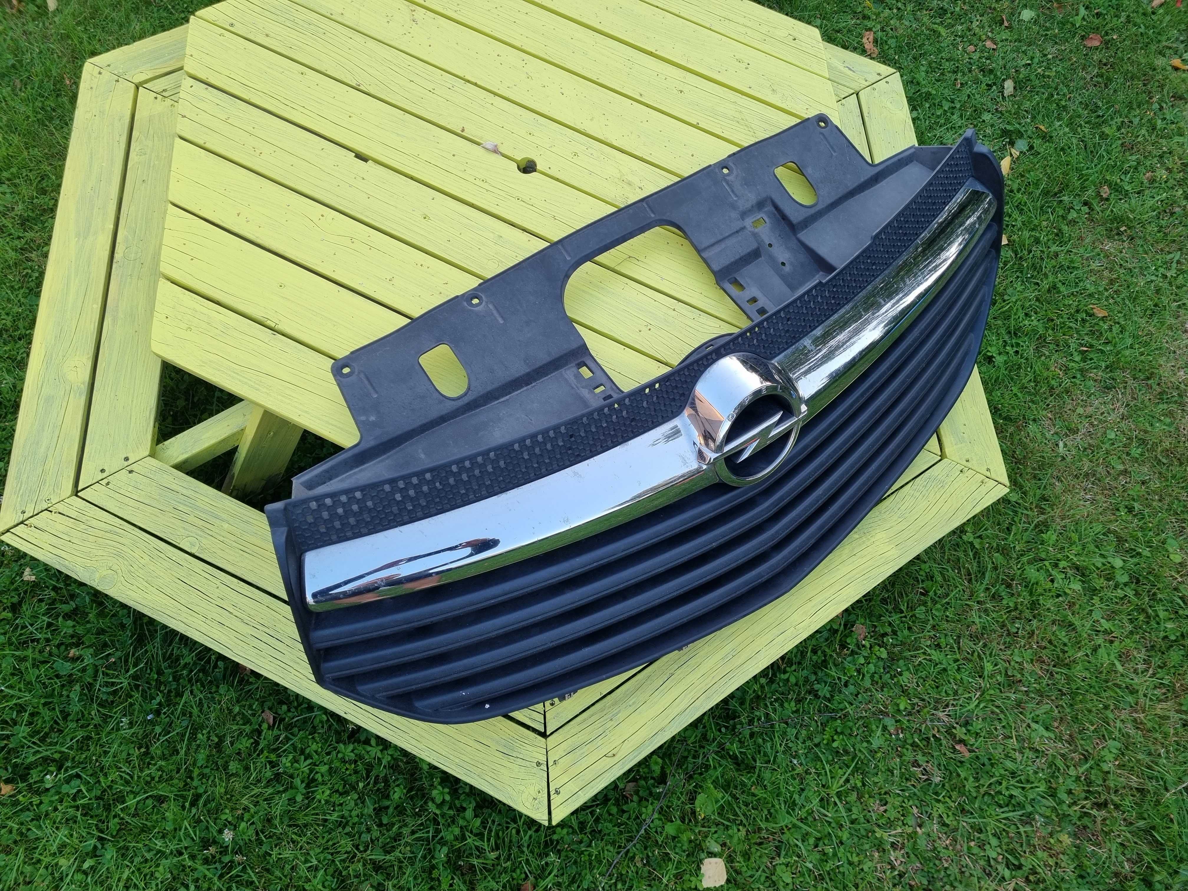 OPEL VIVARO B (14-19)- ATRAPA GRILL zderzaka chrom