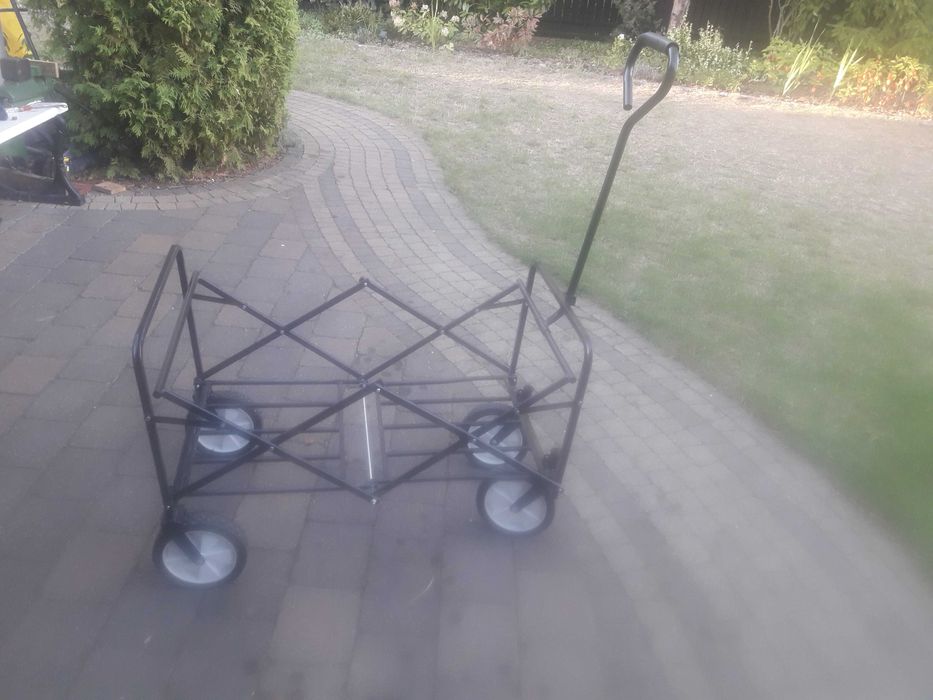 Wózek składany z kołami obrotowymi