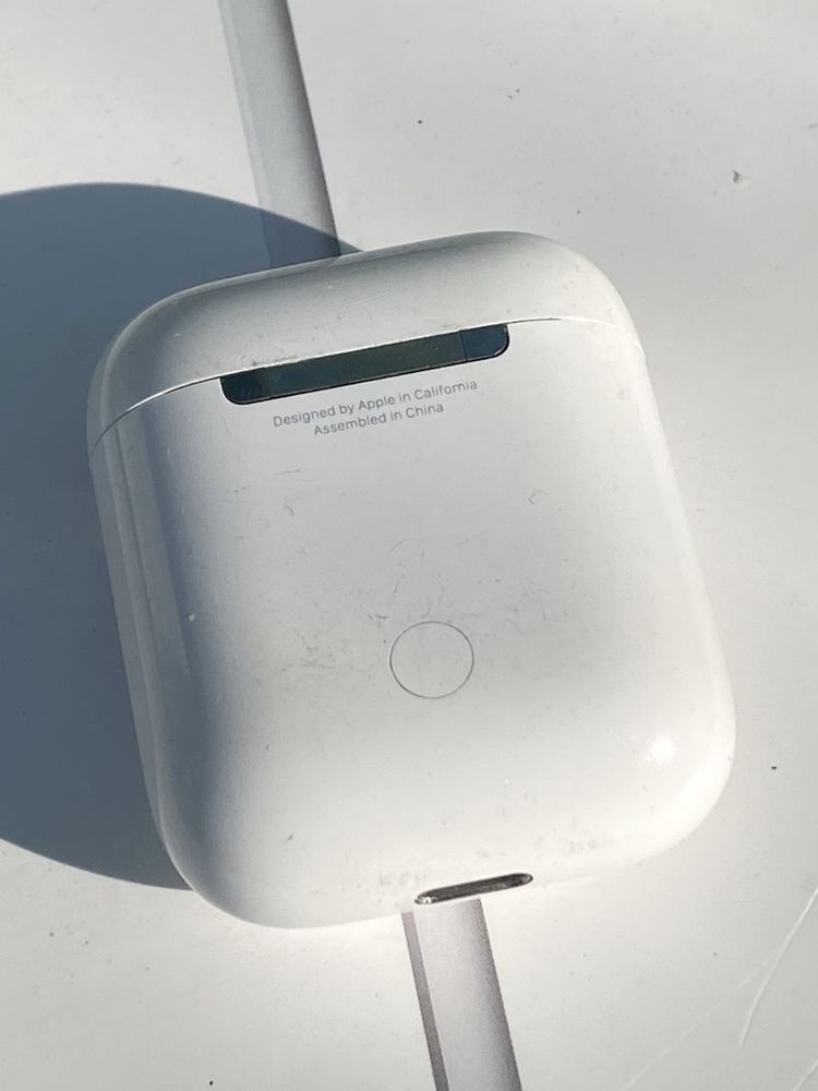 Продам кейс apple до airpods