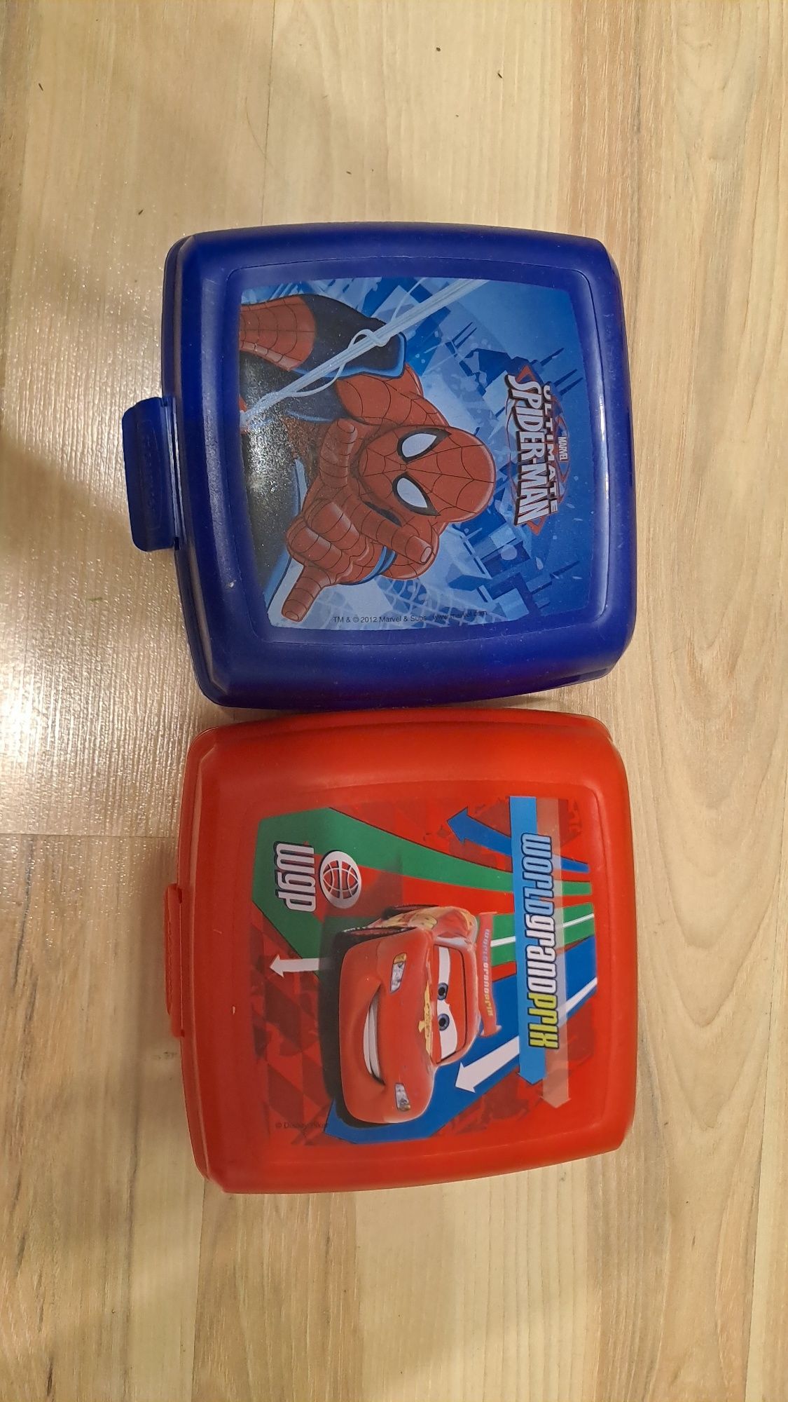 Plastikowe pudełka Spider Man i Auta