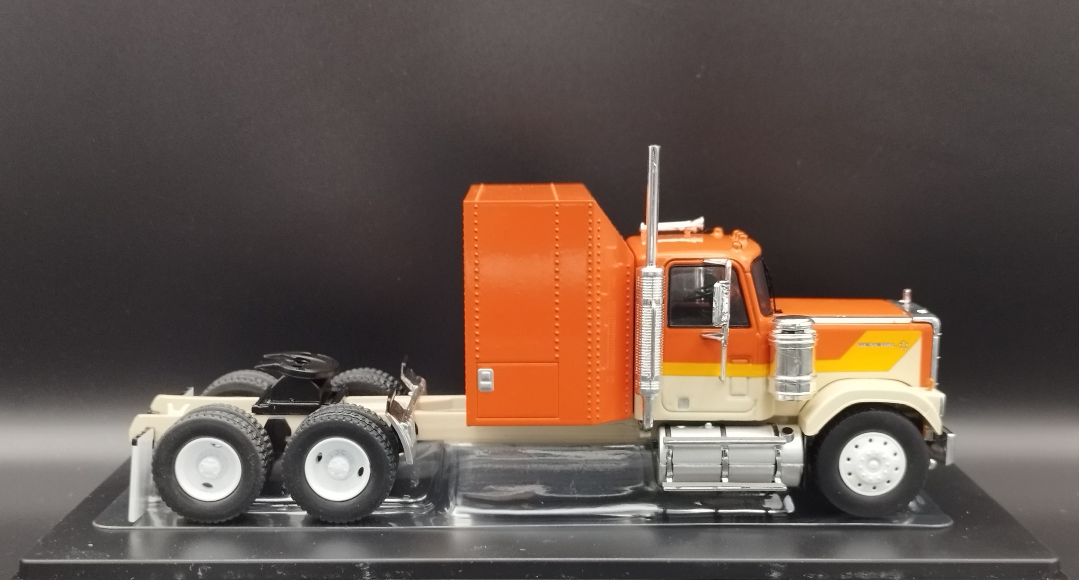 1:43 IXO 1980 GMC General model nowy