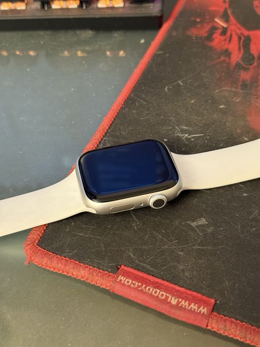 Apple Watch 8 45mm Silver Aluminium White