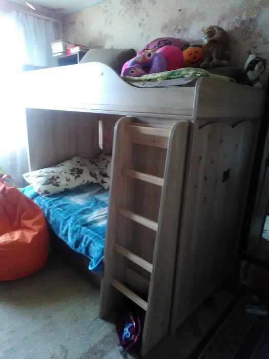 Кровать-горка со встроенным шкафом