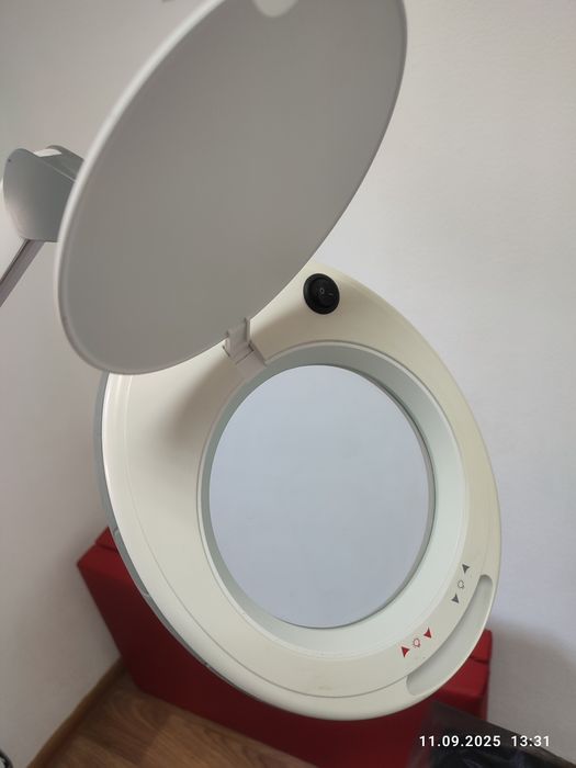 Лампа з лупою напольна