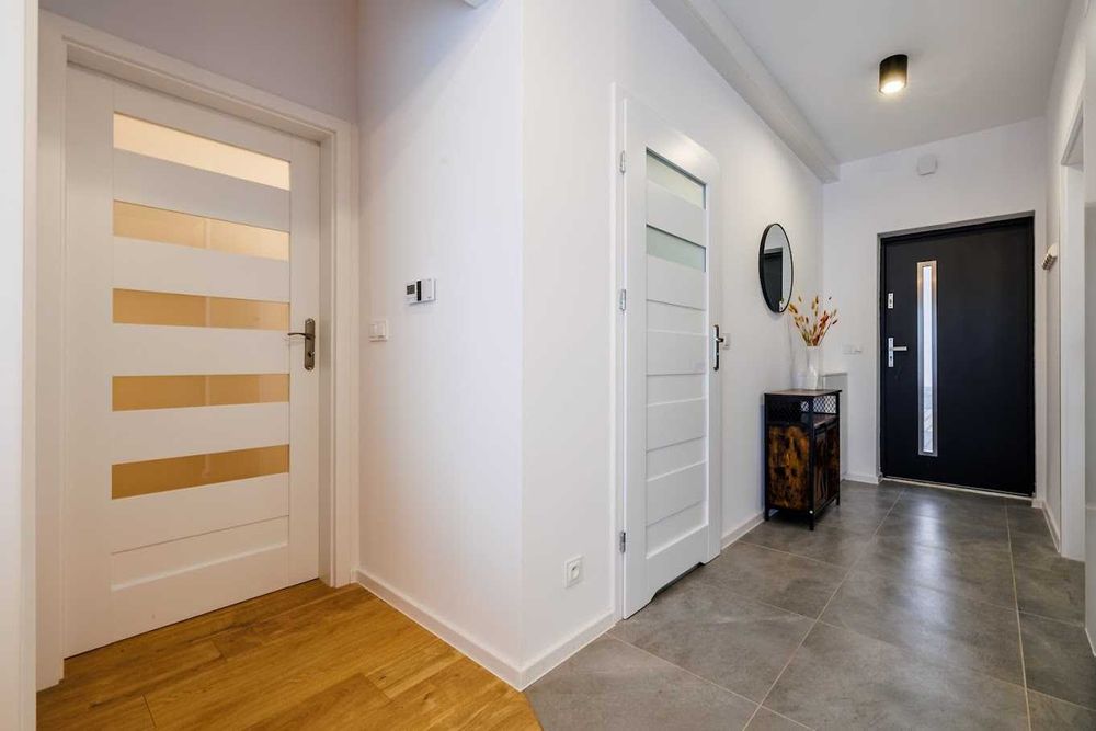 Szeregówka całkowicie umeblowana i wyposażona z ogrodem i parkingiem