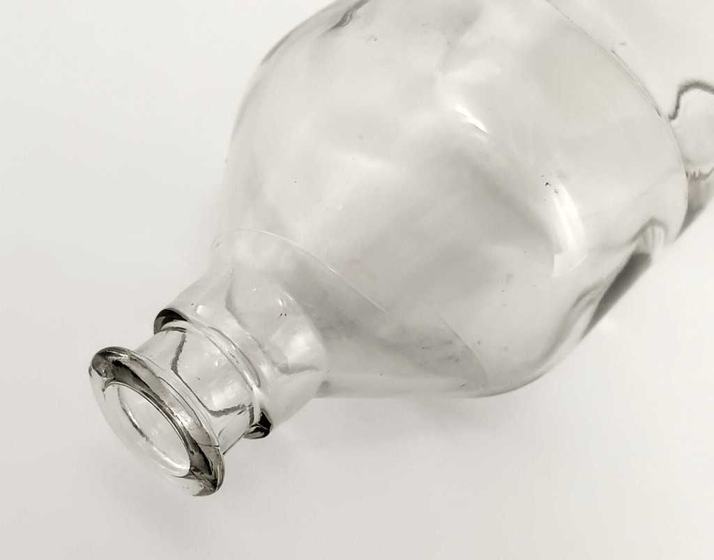 Zabytkowa butelka z korkiem okutym srebrem