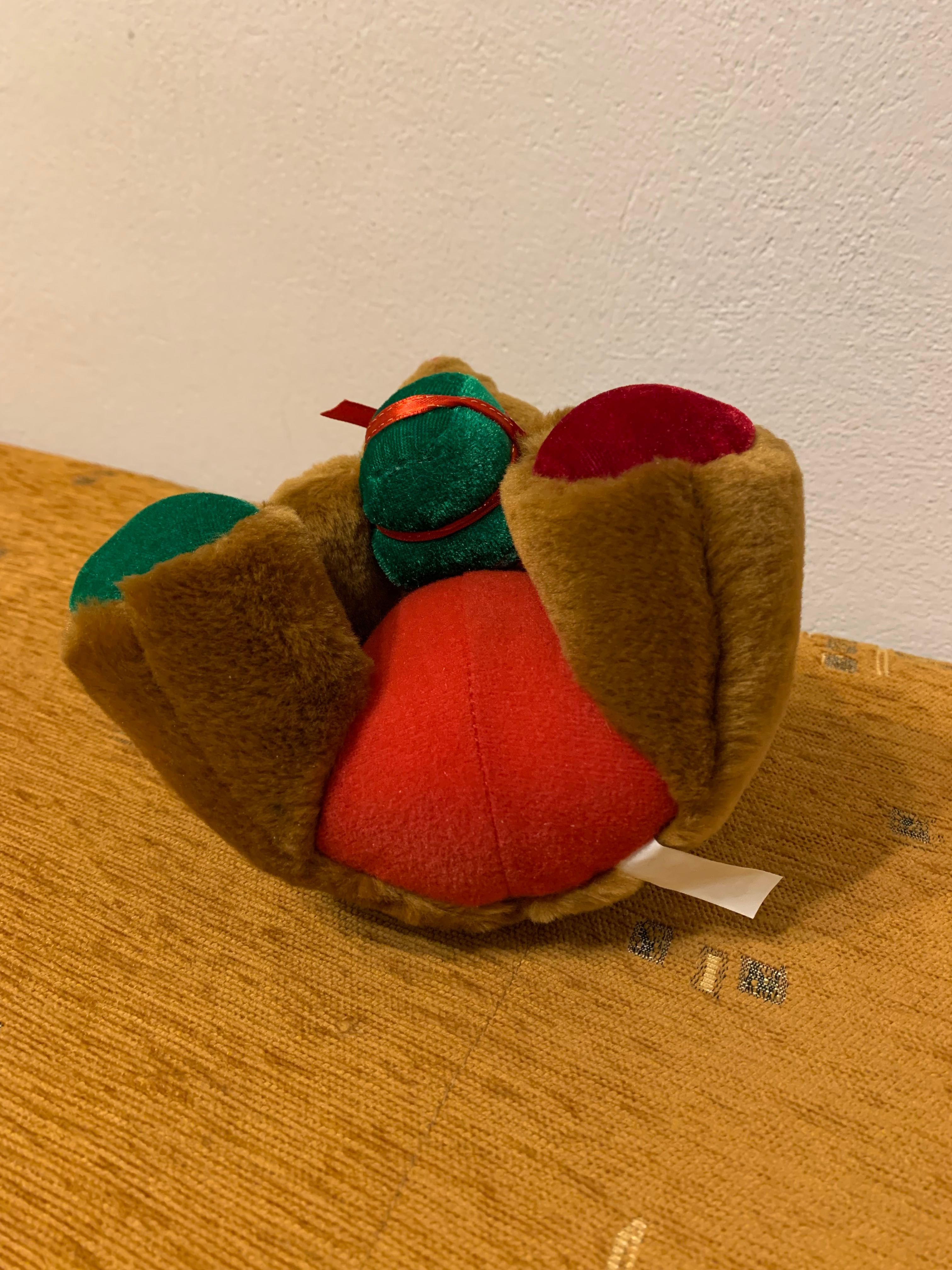 Miś maskotka świąteczna z czapeczką trzymająca prezent zabawka