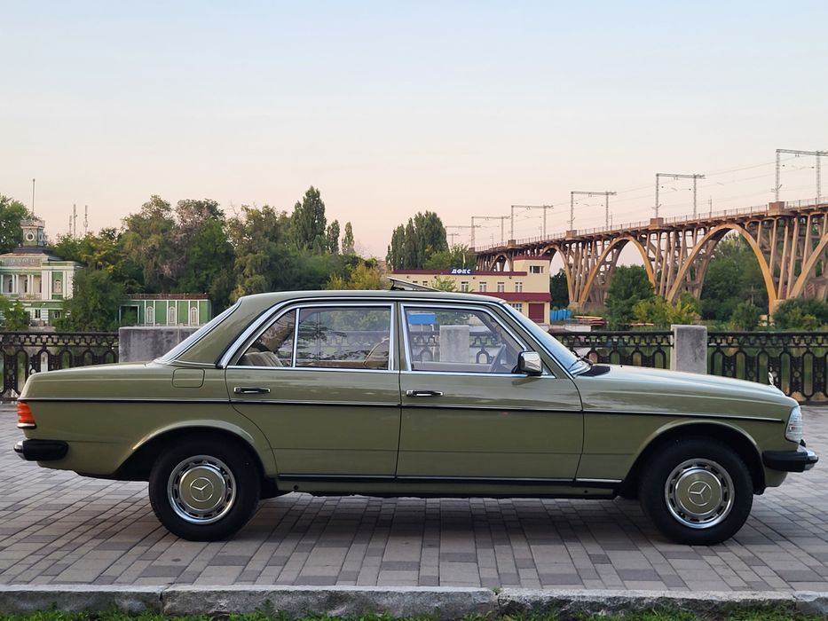 Mercedes. 123  Muzeum Old Cars Cypress Green