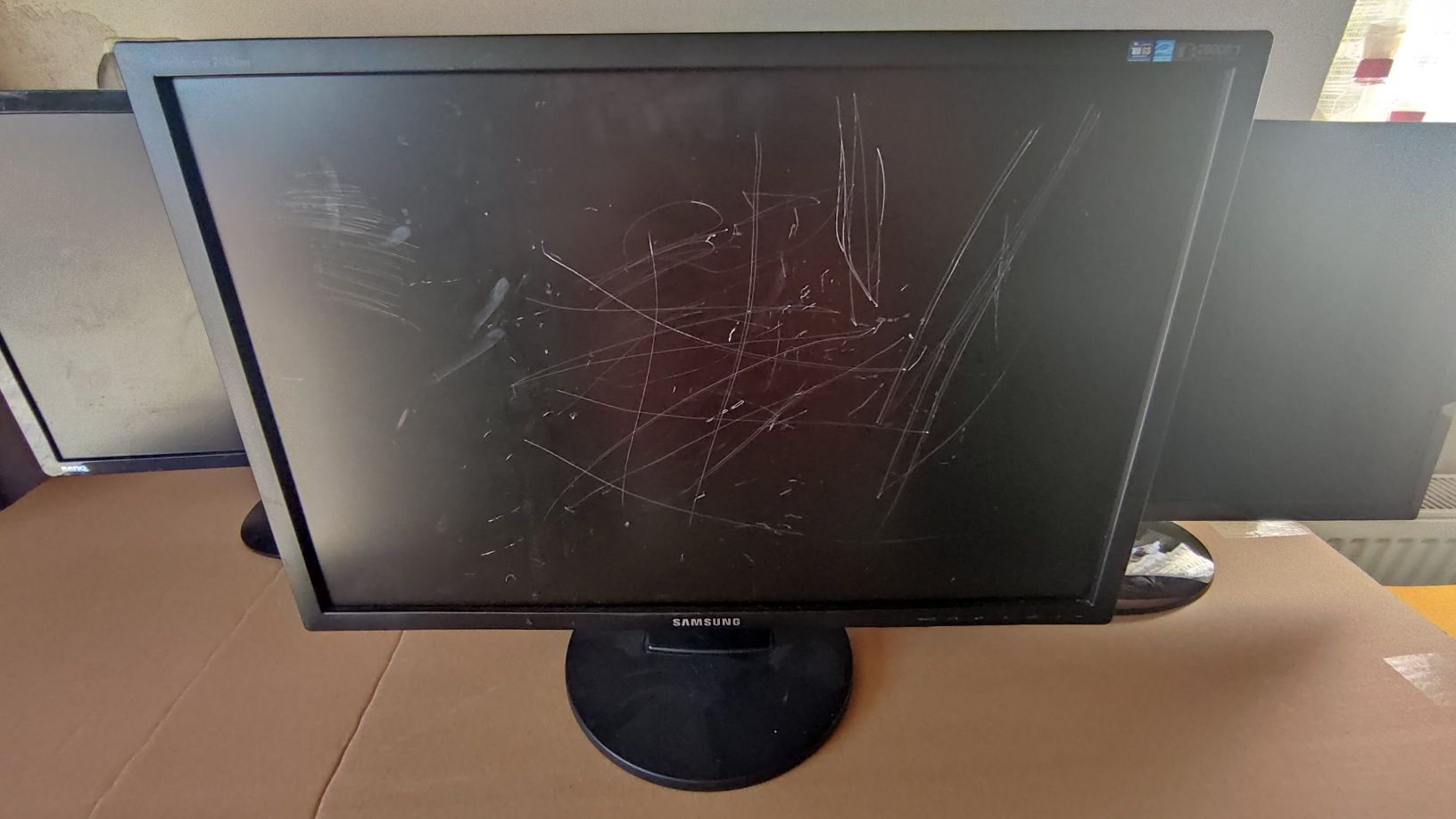 4 monitory 24 cale, Samsung, 2 razy Hanns-G, BenQ, uszkodzone matryce