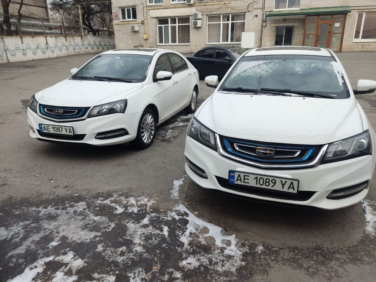 Аренда авто под такси прокат для работы  nissan leaf geely ev300