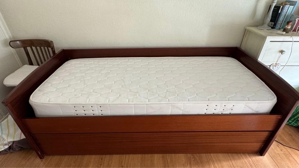 Cama Dupla em Madeira com Colchões | Como Nova