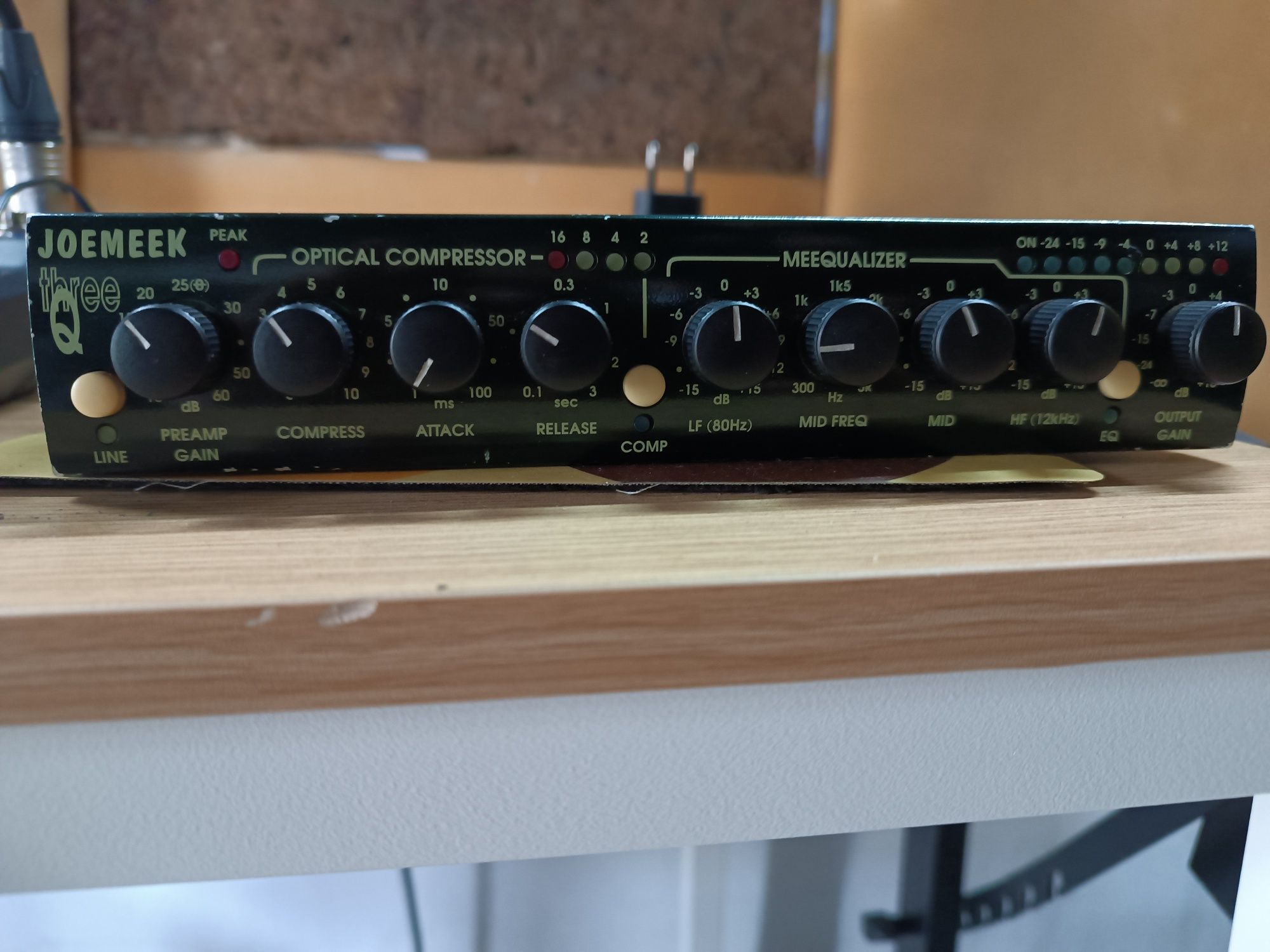 Joemeek Three Q - Pré-amplificador/Channel Strip Analógico