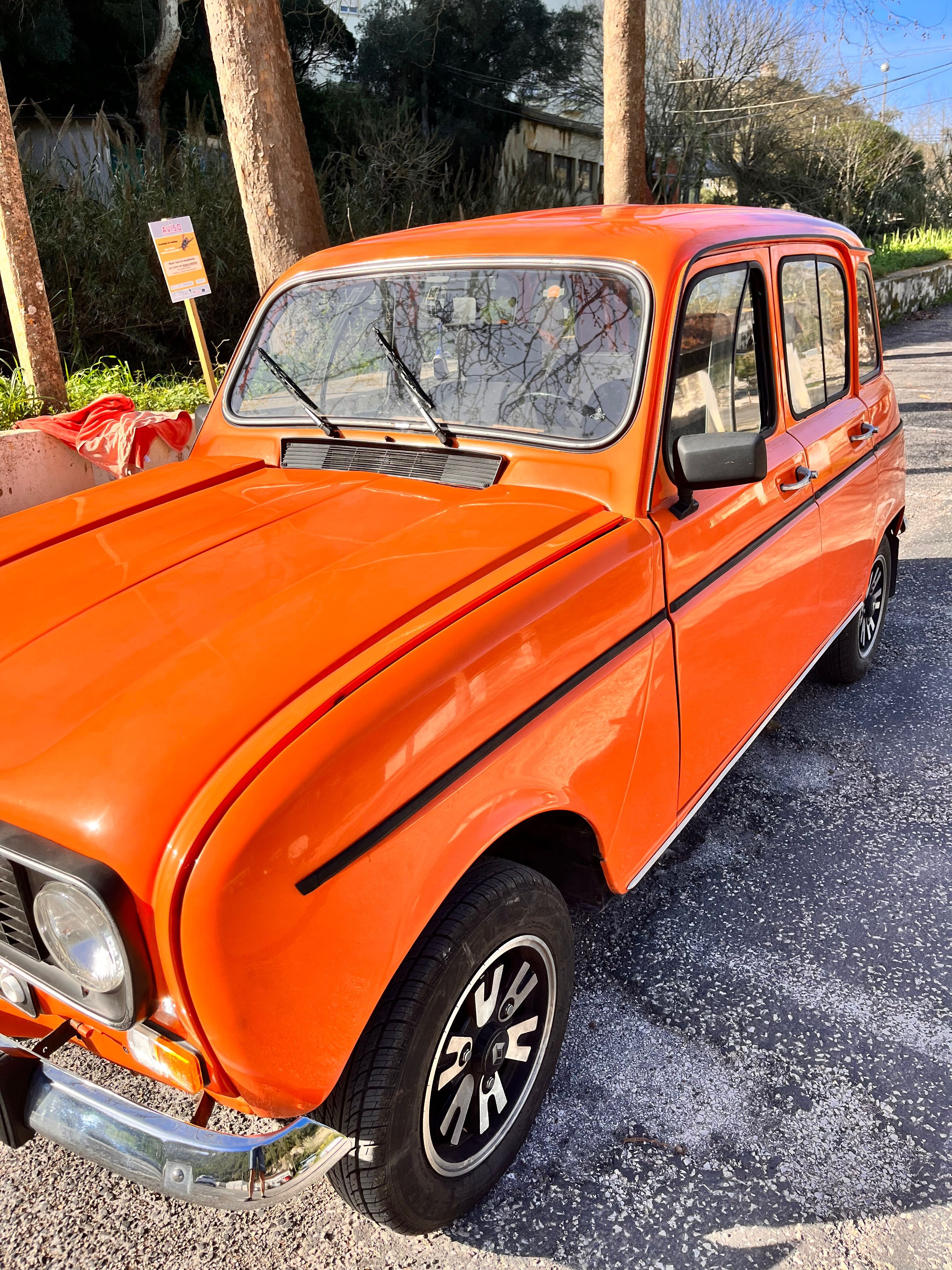 Renault 4L laranja