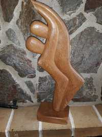 Estatuetas estilizadas, esculpidas em madeira