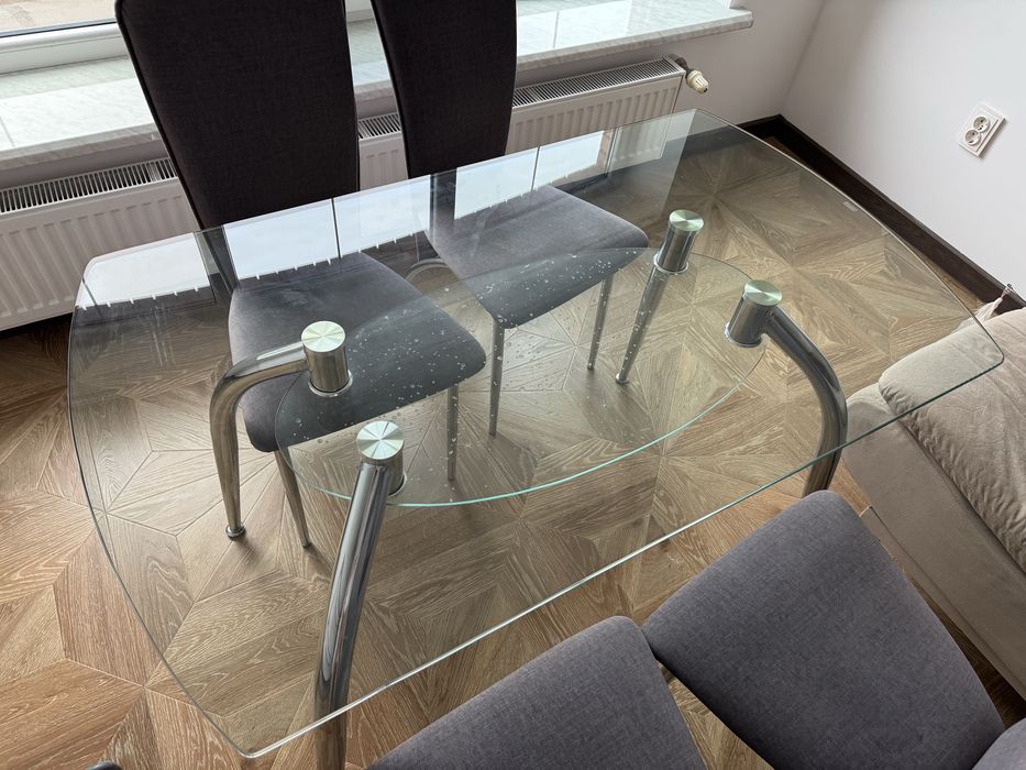 Кухоний столик з чотирма стільцями