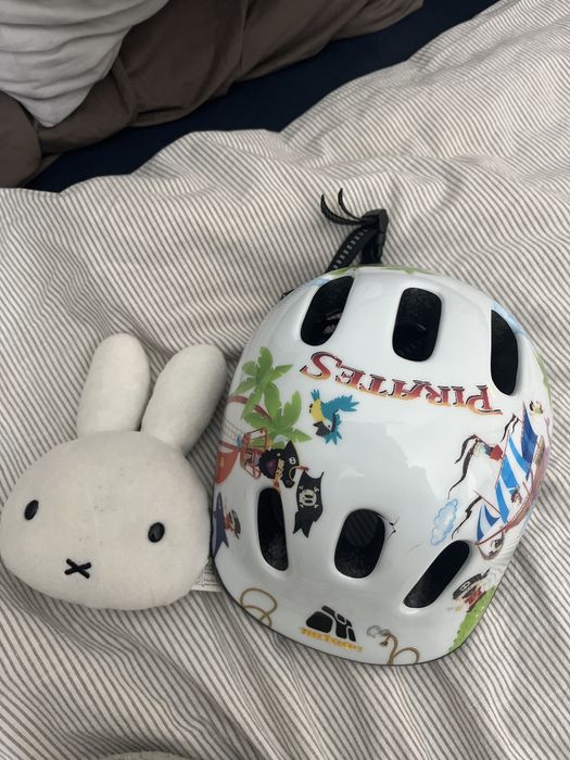 Kask dla rocznego dziecka wraz z ochraniaczem na twarz