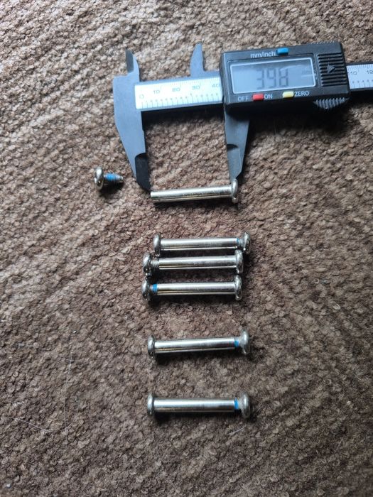 Ось с болтом  в для роликов , самокатов диаметр 6-мм длина разная