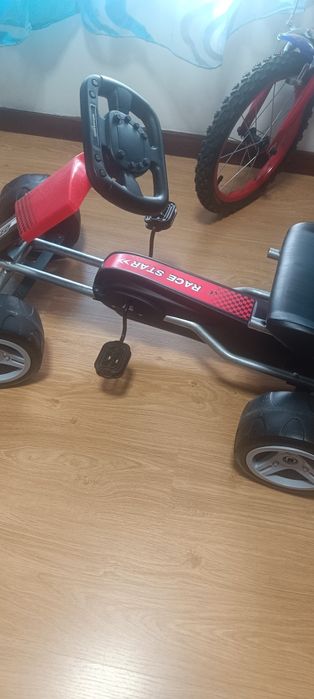 Carro de passeio a pedais