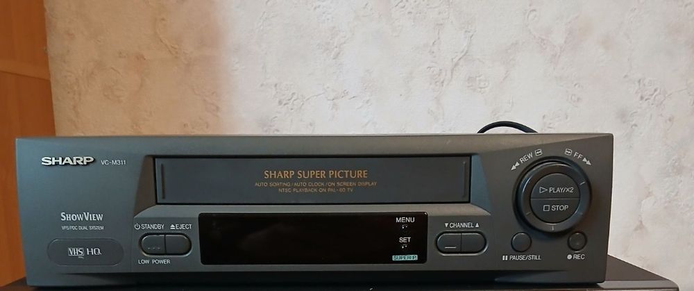 Продам відеомагнітофони Panasonic та Sharp