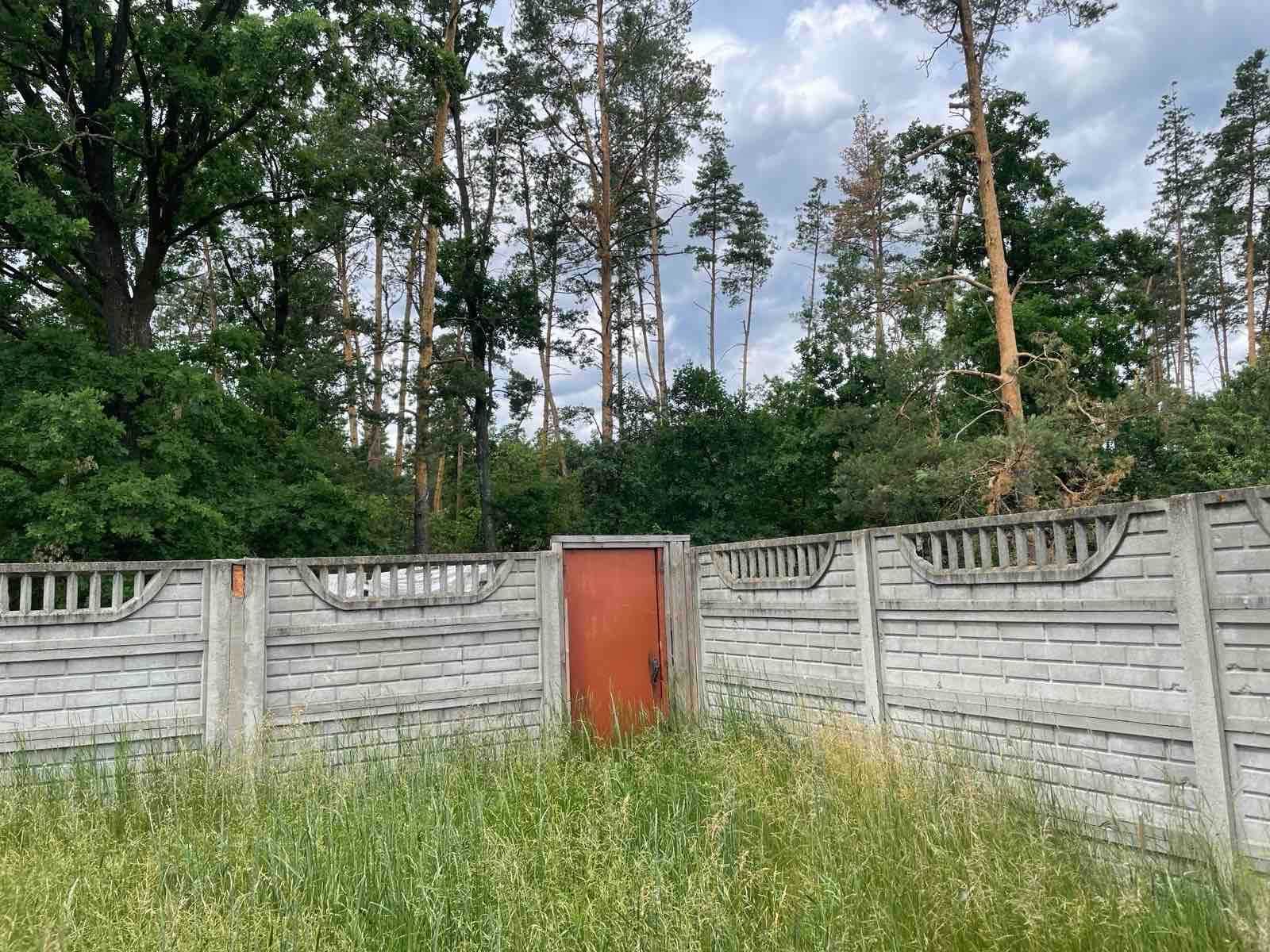 Ділянка з парканом та лазнею та фундаментом під будинок, обмін
