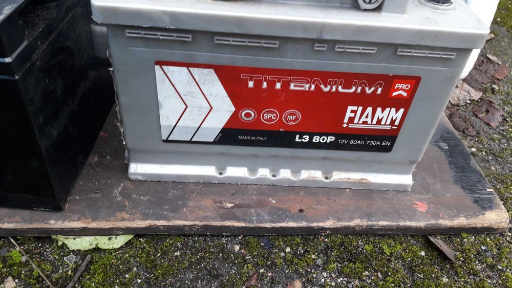 Akumulator samochodowy 12 V 80 Ah.