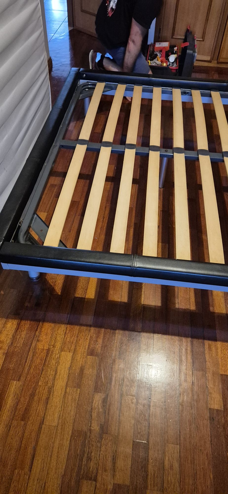 Vendo cama casal em excelente condição, com dois mesas cabeceir