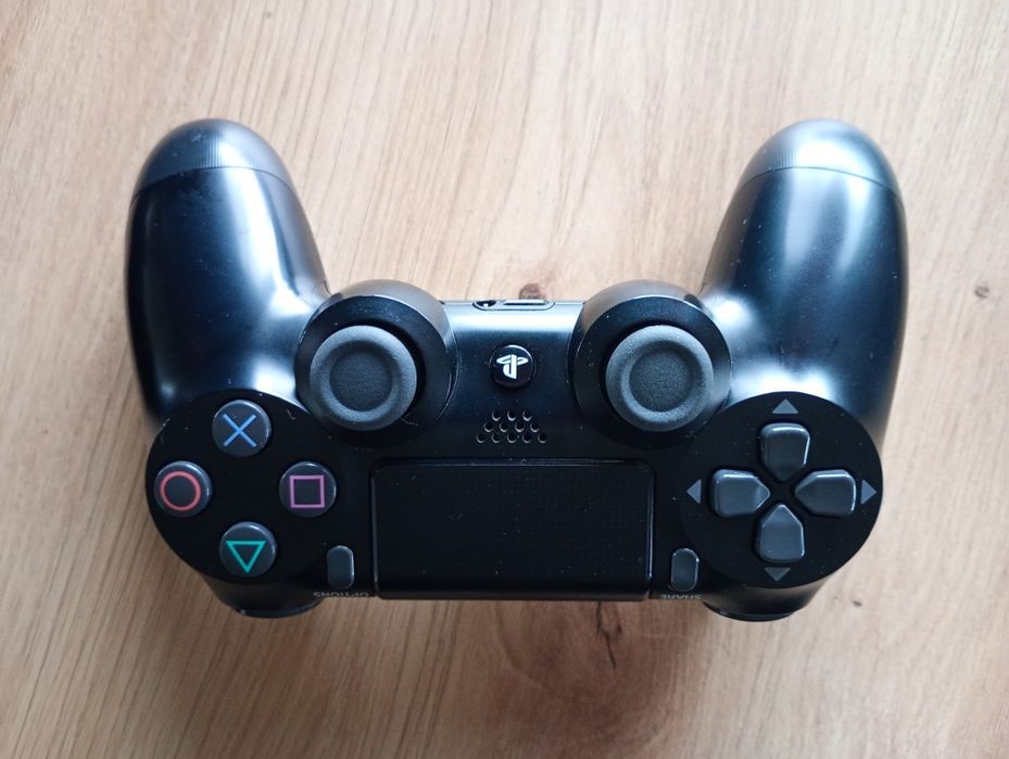PlayStation 4 PS4 PRO + przewody + pad Hall efekt. Zadbana