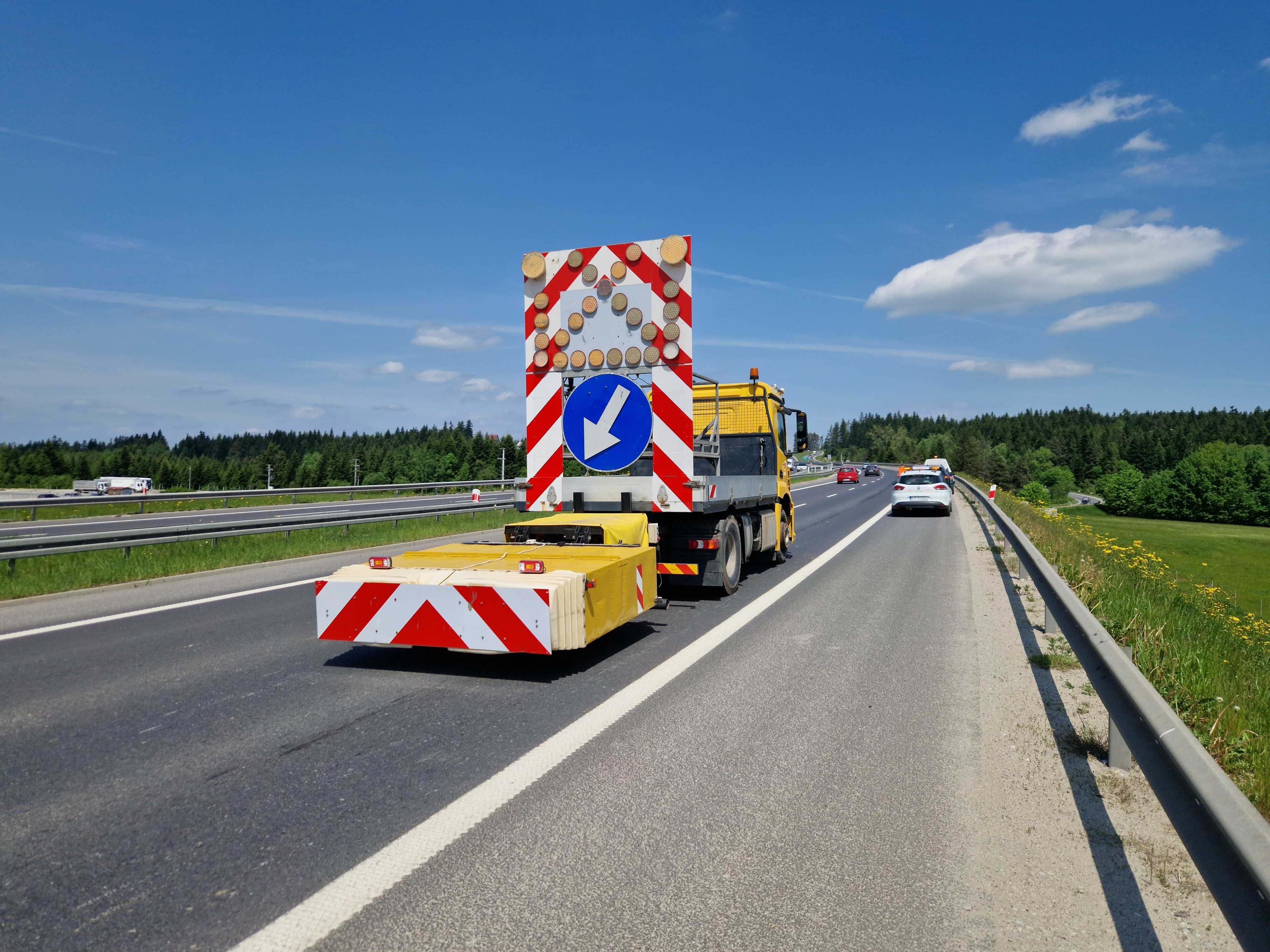 Wynajem poduszki zderzeniowej TMA wraz ze znakiem U26a, U27, VMS