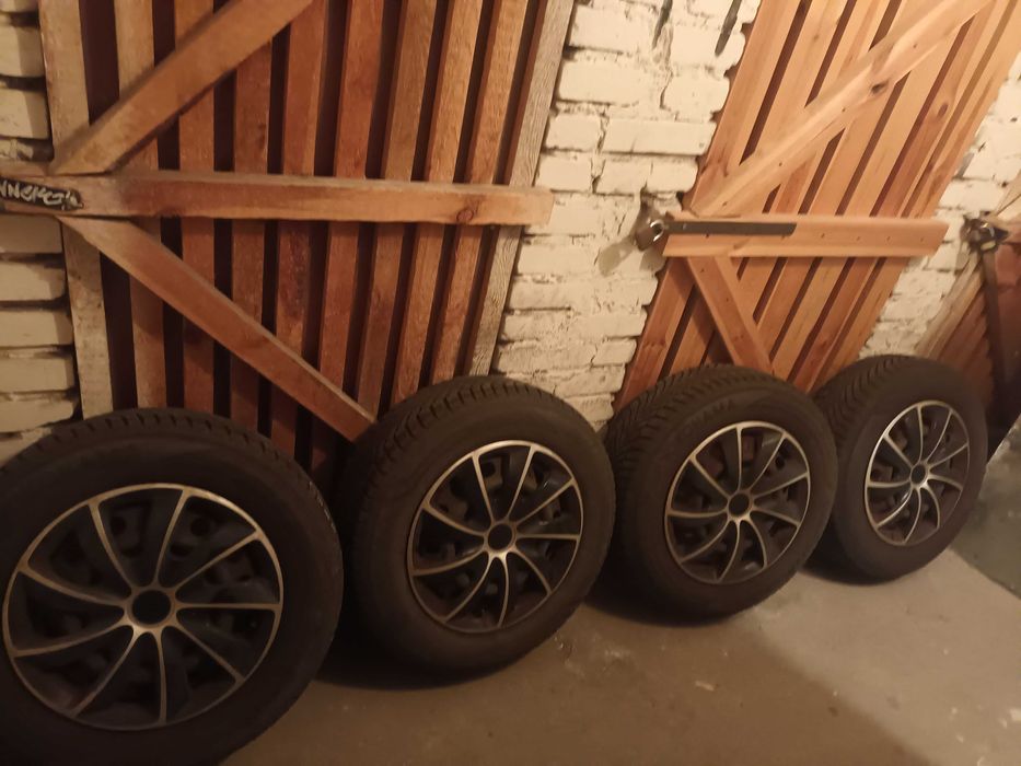Koła kpl opony zimowe 195/65R15 Yokohama - felgi 5x114,3 z kołpakami