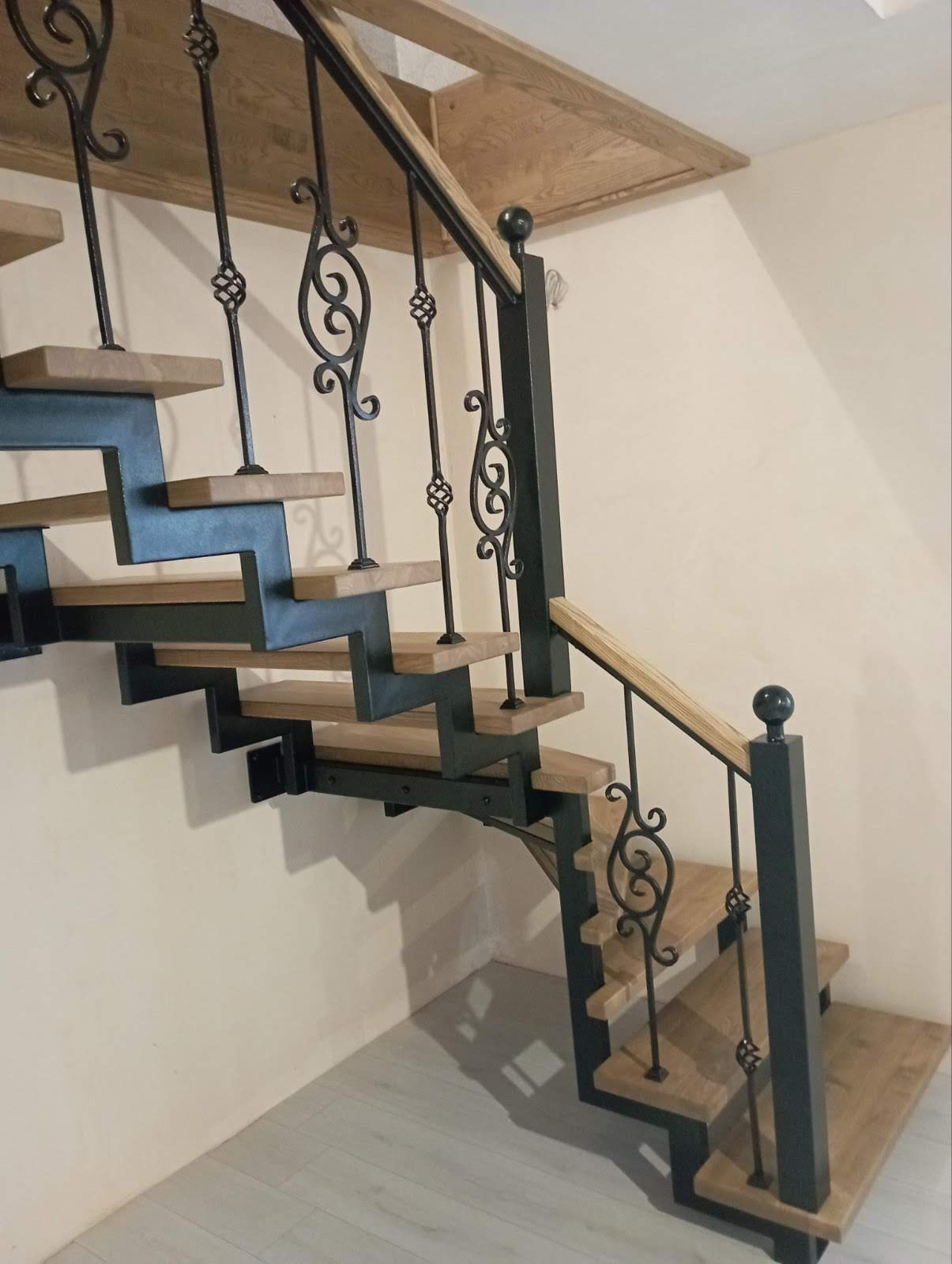 Сходи лофт металевий каркас сходів ступені перила лестница драбина
