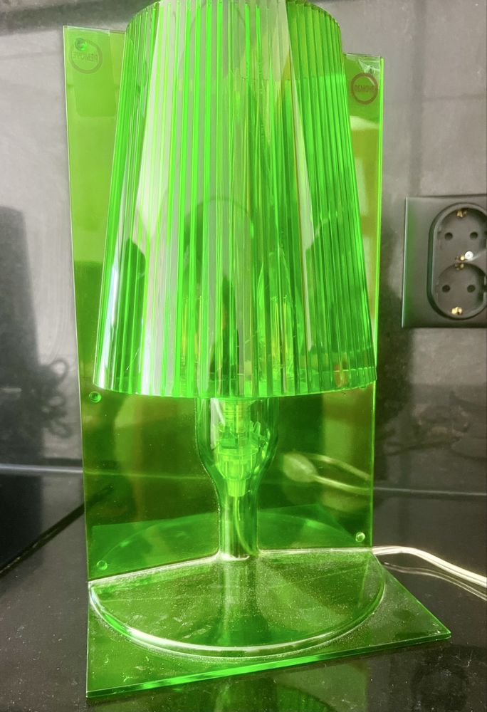 Candeeiro de mesa verde marca Kartell Take