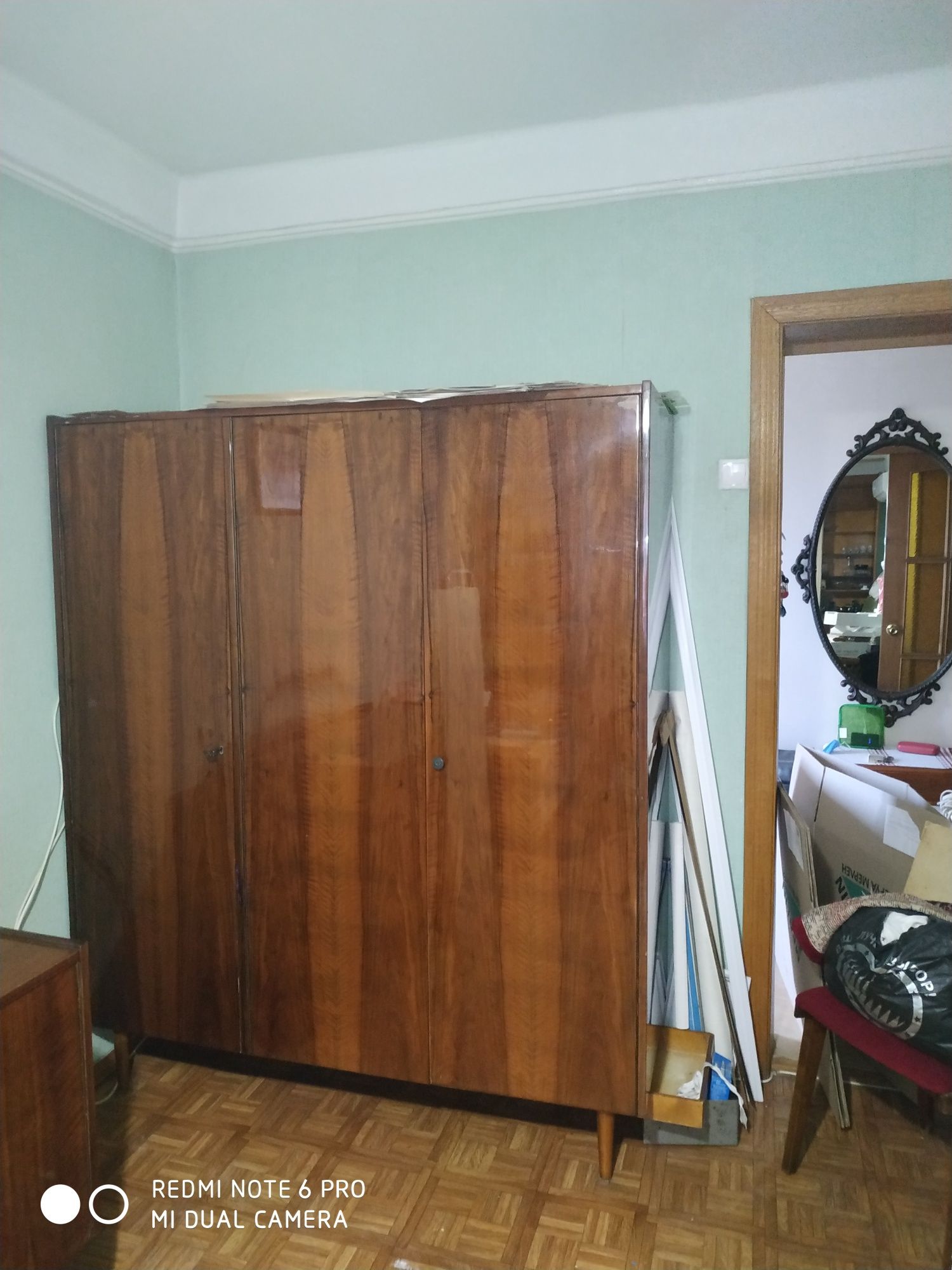 Шкаф трехстворчатый деревянный, лакированный Польша