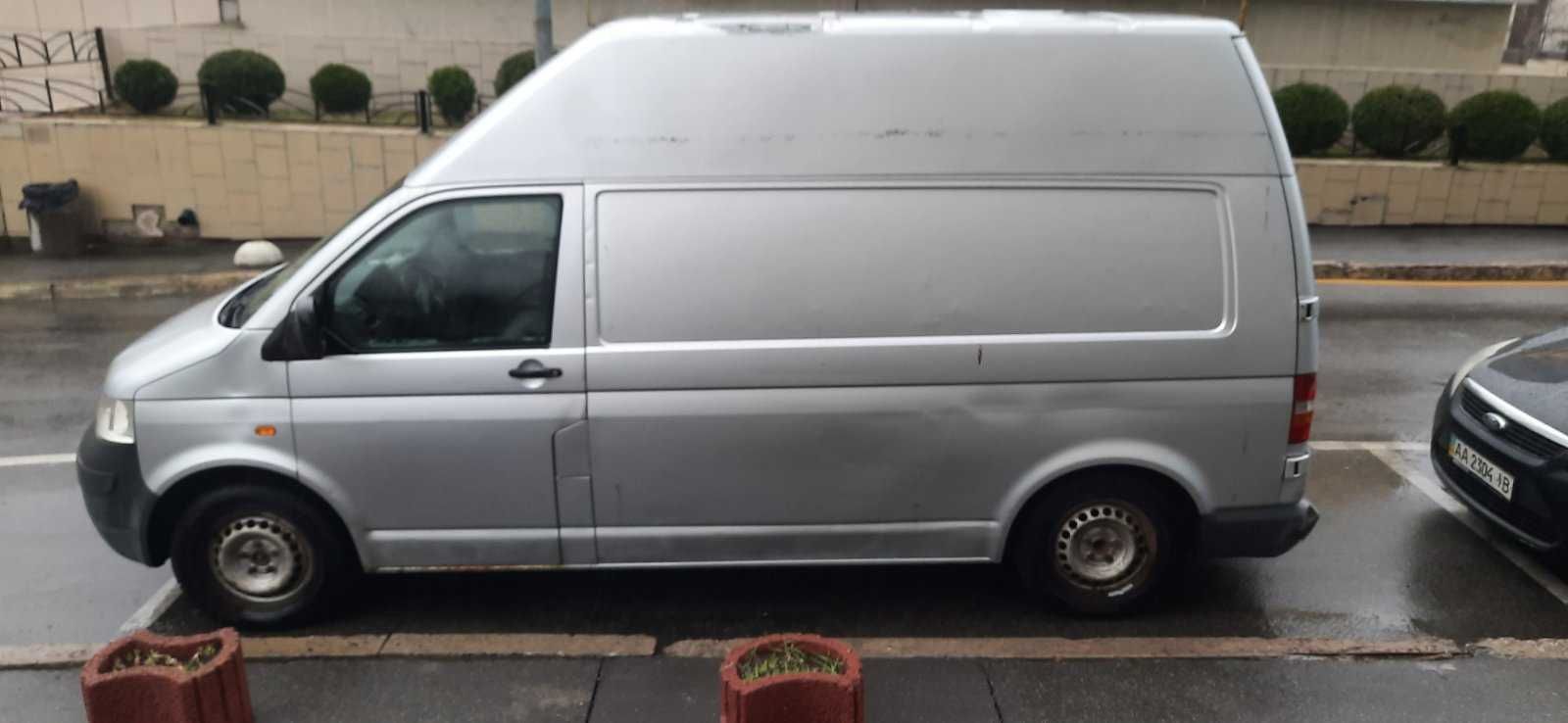 бус Volkswagen T5 дизель  1,9, механика 2006 г/в высокий серебристый